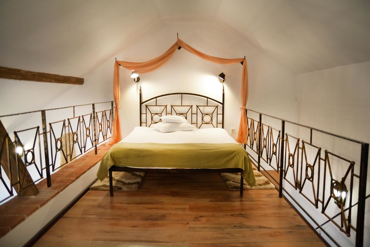 Отель Hotel Hanul Fullton Клуж-Напока