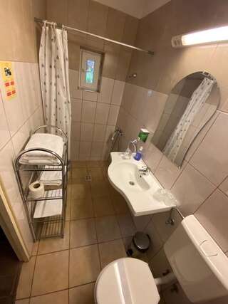 Отель Hotel Hanul Fullton Клуж-Напока Стандартный двухместный номер с 2 отдельными кроватями-1