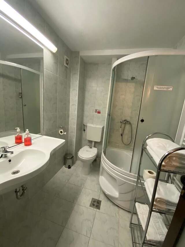 Отель Hotel Hanul Fullton Клуж-Напока-11